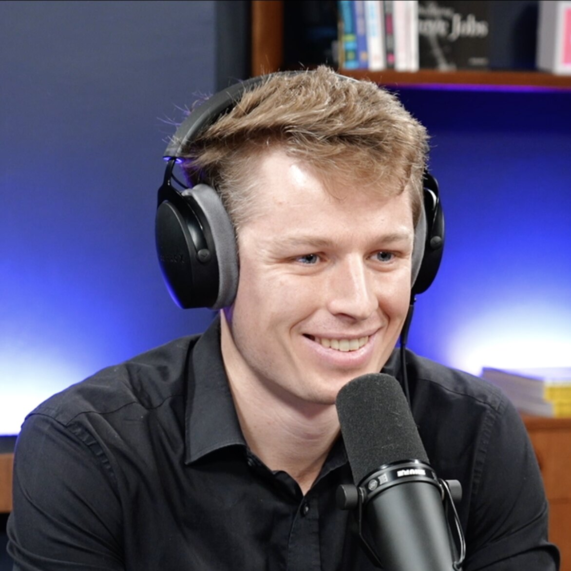 Terry Michel en studio, casque sur les oreilles, pendant l'enregistrement d'un épisode de Just a Click.